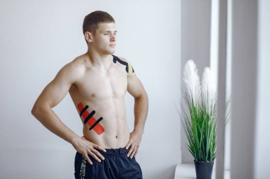 Doktor, hastanedeki bir atlete çadır yapıştırıyor.