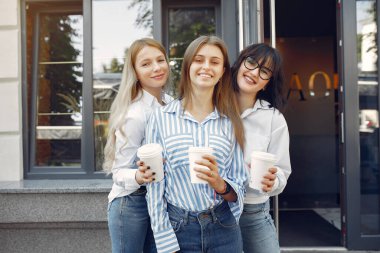 Moda kızları bir yaz şehrinde duruyorlar.