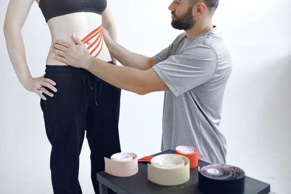 Dokter lijmt een tipi aan een atleet in het ziekenhuis — Stockfoto