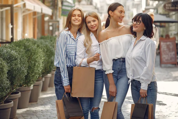 Roztomilá děvčata s nákupními pytli ve městě — Stock fotografie