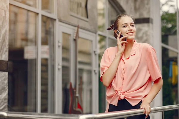 Chica elegante y elegante en una ciudad de verano — Foto de Stock