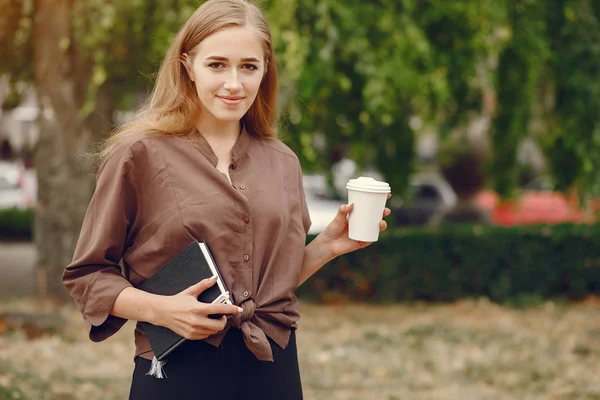 Estudiante lindo trabajando en un parque y usar el cuaderno — Foto de Stock