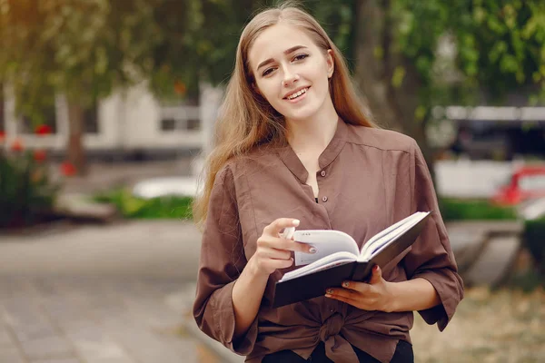 Estudiante lindo trabajando en un parque y usar el cuaderno — Foto de Stock