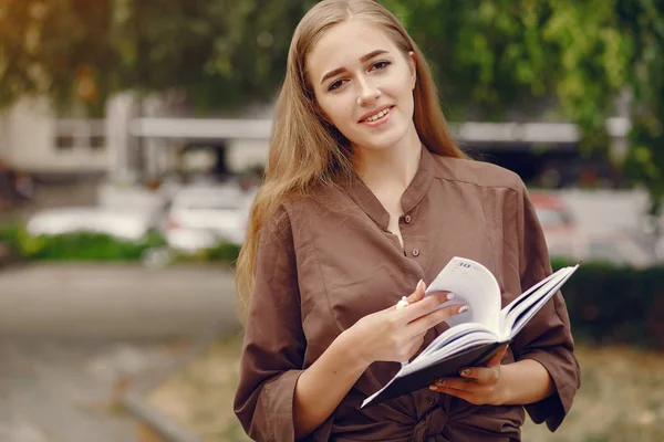 Estudiante lindo trabajando en un parque y usar el cuaderno — Foto de Stock
