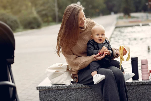 Мать с маленьким ребенком проводит время в парке — стоковое фото