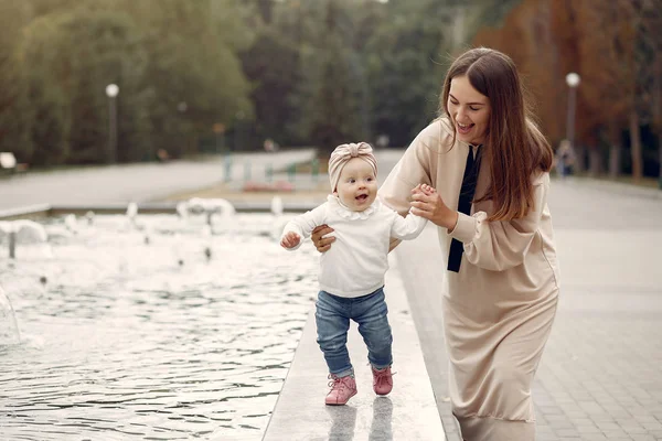 Matka s malým dítětem tráví čas v parku — Stock fotografie