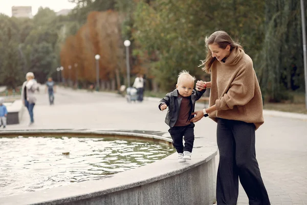 Мама з маленькою дитиною проводить час у парку — стокове фото