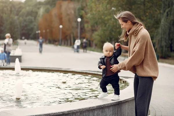 Mor med barn tillbringar tid i en park — Stockfoto