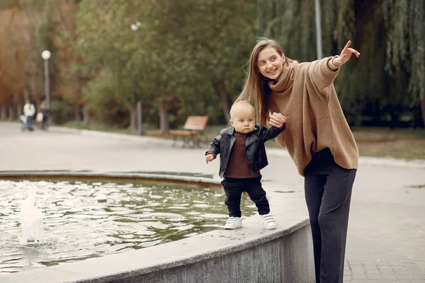 Matka s malým dítětem tráví čas v parku — Stock fotografie