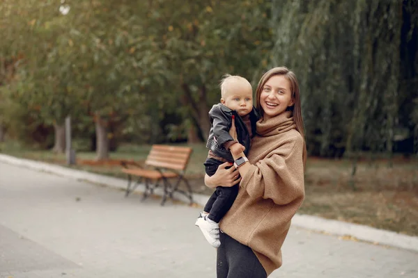 Мама з маленькою дитиною проводить час у парку — стокове фото