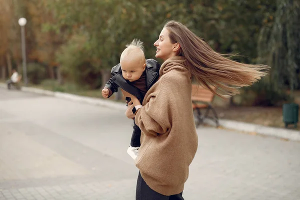 Matka s malým dítětem tráví čas v parku — Stock fotografie