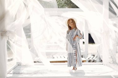 Yaz sahilinde zarif küçük kız.