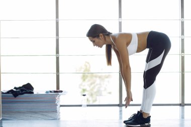 Spor kız antrenmanı sabah spor salonunda