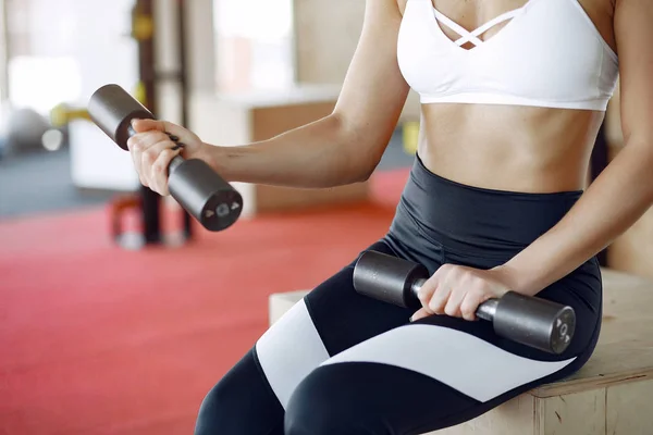 Deportes de entrenamiento chica en un gimnasio por la mañana — Foto de Stock