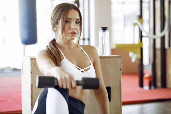 Sport meisje training in een ochtend sportschool — Stockfoto