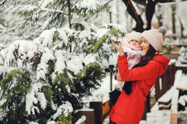 Anne ve küçük kızı.