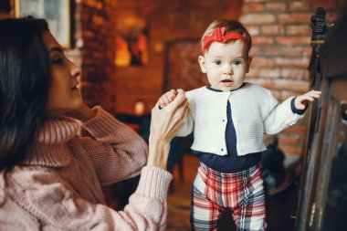 Anne ve küçük kızı.