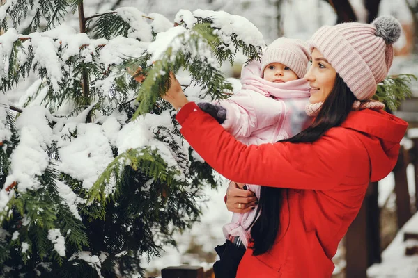 Madre con hija pequeña — Foto de Stock