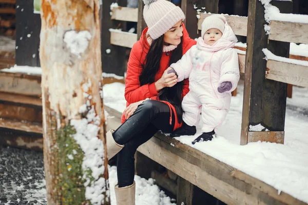 Madre con hija pequeña — Foto de Stock