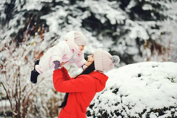 Madre con figlioletta — Foto Stock