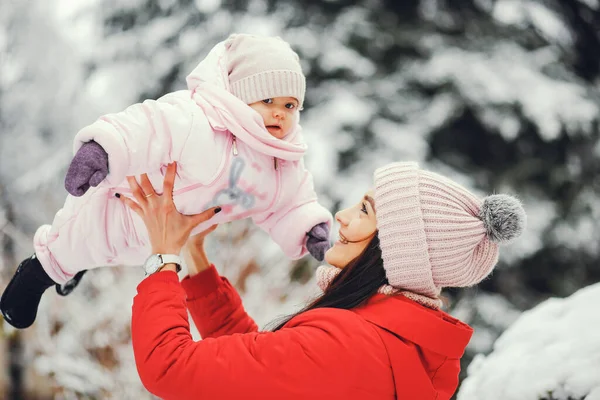 Madre con hija pequeña — Foto de Stock