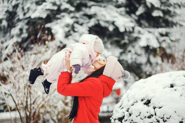 Madre con hija pequeña — Foto de Stock