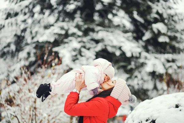 Madre con hija pequeña — Foto de Stock