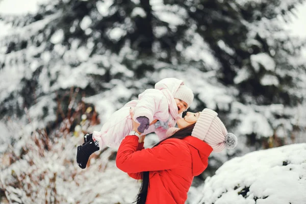 Madre con hija pequeña — Foto de Stock