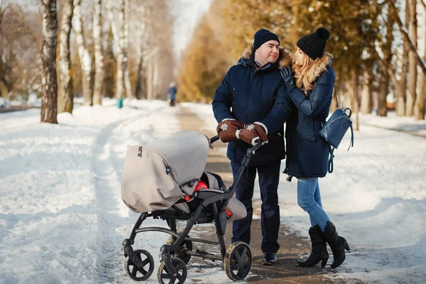 Familie im Winterpark — Stockfoto