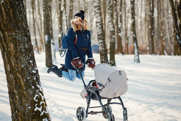 Mutter mit Kutsche — Stockfoto