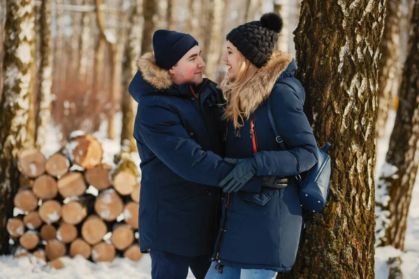 Pareja en un parque de invierno — Foto de Stock