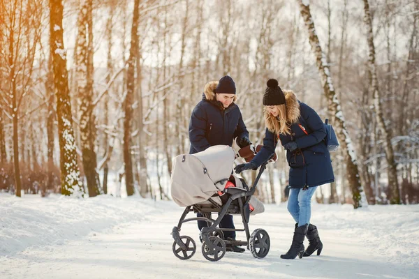 Familie im Winterpark — Stockfoto