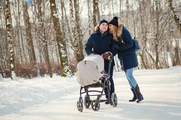 Familie im Winterpark — Stockfoto