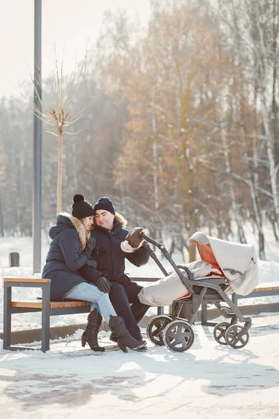 Familie im Winterpark — Stockfoto