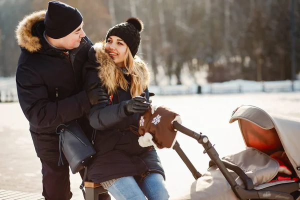 Familie im Winterpark — Stockfoto