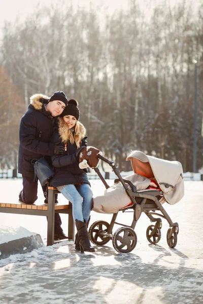 Familjen i en winter park — Stockfoto