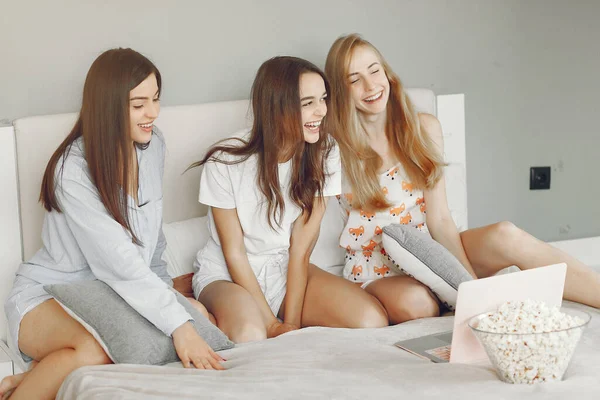Three girls have pajamas party at home — ストック写真