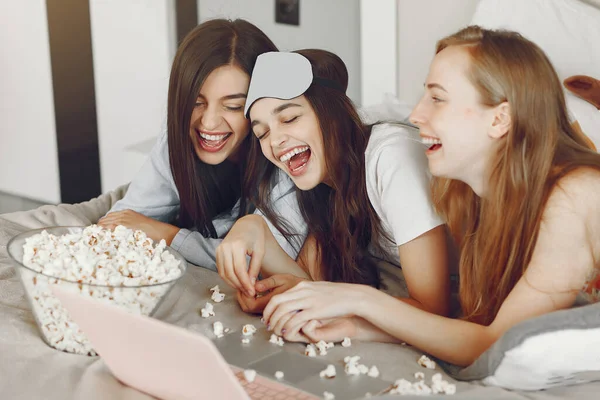 Three girls have pajamas party at home — Stok fotoğraf