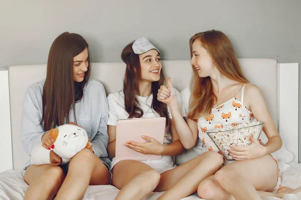 Tres chicas tienen fiesta de pijamas en casa —  Fotos de Stock