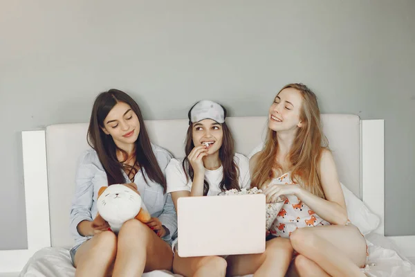 Tre piger har pyjamas fest derhjemme - Stock-foto