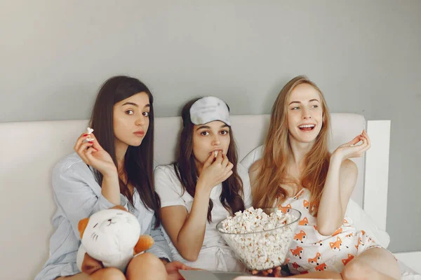 Tre ragazze hanno pigiama party a casa — Foto Stock
