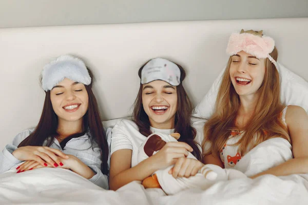 Three girls have pajamas party at home — Stock Photo, Image