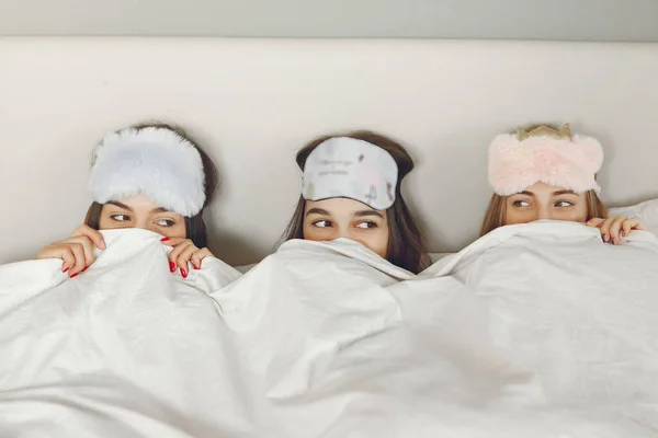 Trois filles ont pyjamas fête à la maison — Photo