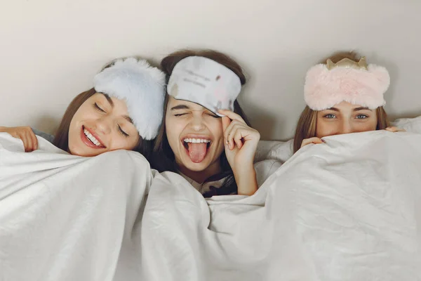 Three girls have pajamas party at home — Stok fotoğraf