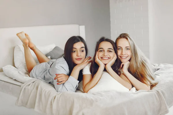 Three girls have pajamas party at home — Stockfoto