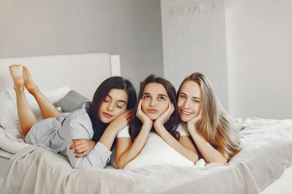 Three girls have pajamas party at home — Stockfoto