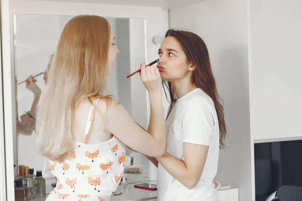 Duas meninas têm festa de pijama em casa — Fotografia de Stock