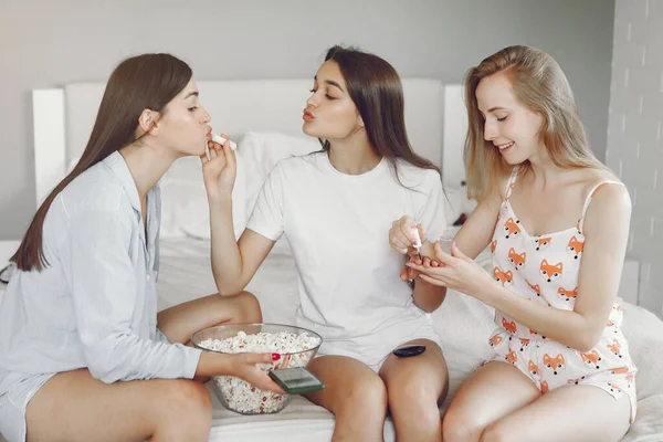 Three girls have pajamas party at home — Zdjęcie stockowe