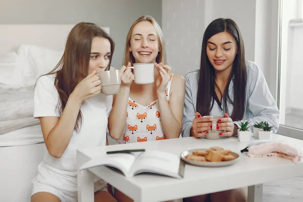 Tres chicas tienen fiesta de pijamas en casa — Foto de Stock