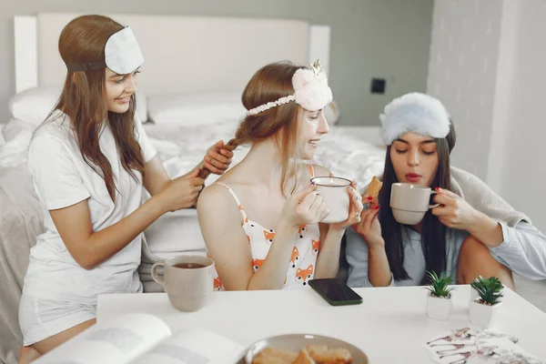 Tres chicas tienen fiesta de pijamas en casa — Foto de Stock